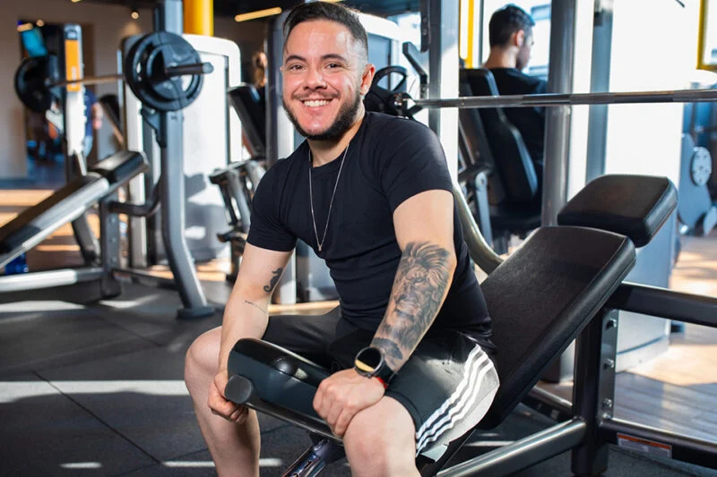 retrato profissional de um jovem sorrindo