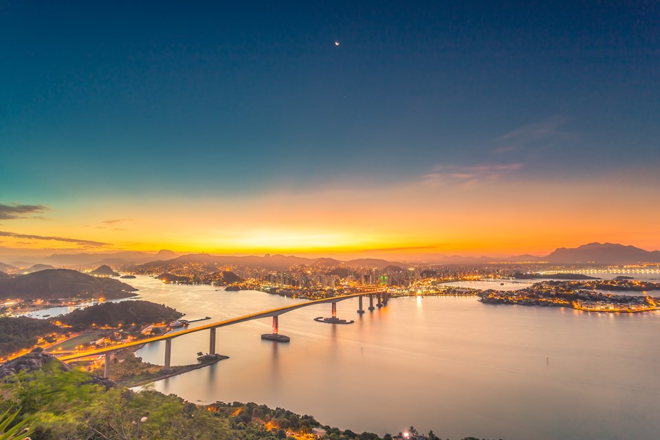 Vista litorânea urbana semelhante à baía de Vitória